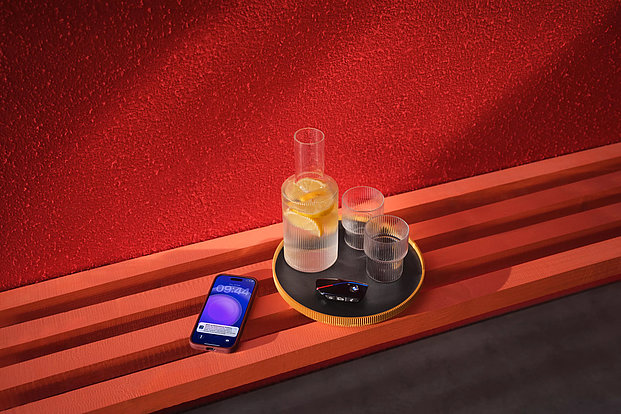 Handy mit Drinks auf einer Bank